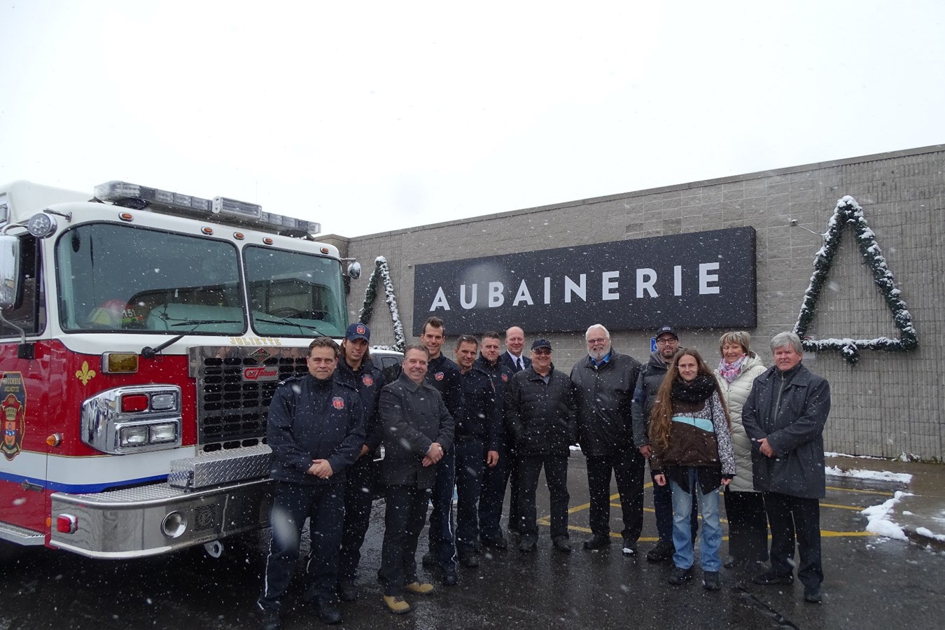 Equipement Salle De Bain Pour Personnes Agees ~ les pompiers de joliette et l aubainerie s unissent pour les jeunes Equipement Salle De Bain Pour Personnes Agees ~ les pompiers de joliette et l aubainerie s unissent pour les jeunes
