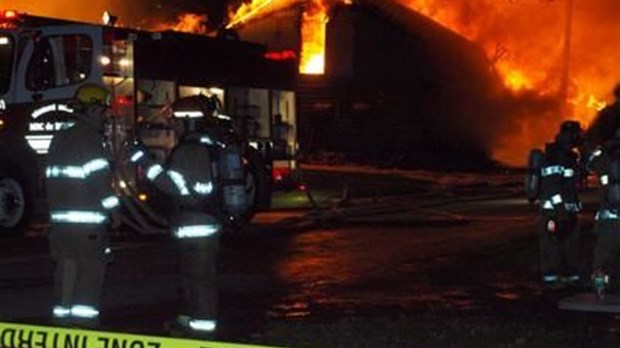 Une ferme détruite par les flammes à Saint-Cuthbert