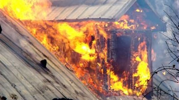 Maison détruite par les flammes à Sainte-Marie-Salomé