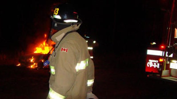 Un corps découvert dans une voiture en feu