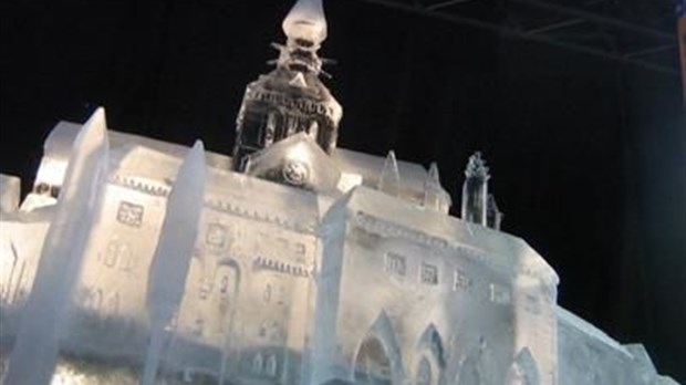 Vidéo : Un sculpteur de glace se taille une réputation en France