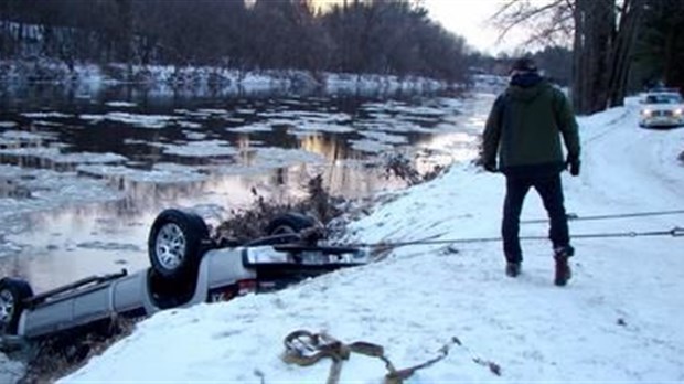 Vidéo : Un camion plonge dans la rivière Assomption