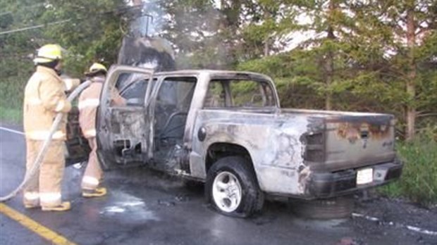 Véhicule en flamme près de St-Gérard Magella