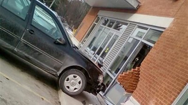 Une voiture percute le mur d'une banque à Rawdon