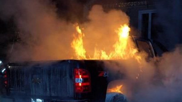 Un feu ravage deux véhicules à Saint-Ambroise-de-Kildare