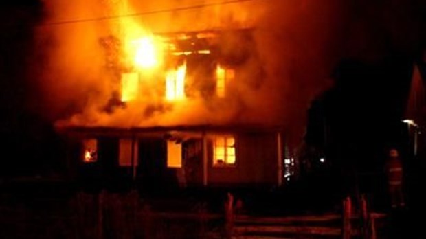 Une résidence est rasée par les flammes