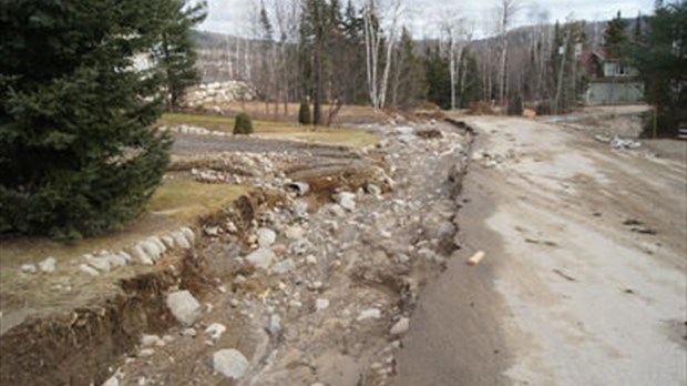 Un barrage cède sur la montagne à Saint-Côme