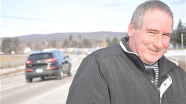 Des témoins portent secours aux victimes d'un accident mortel
