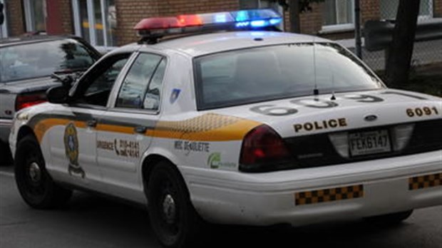 Un voleur de voiture de police s'en tire bien