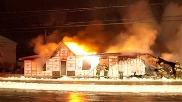 Un incendie détruit une quincaillerie
