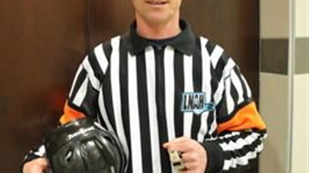 Un arbitre passionné qui aime donner des punitions