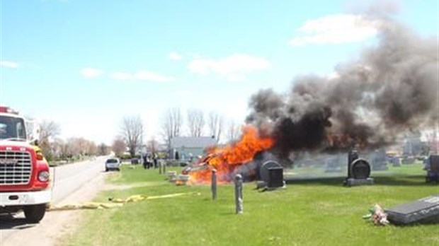 Voiture en feu suite à un trouble électrique