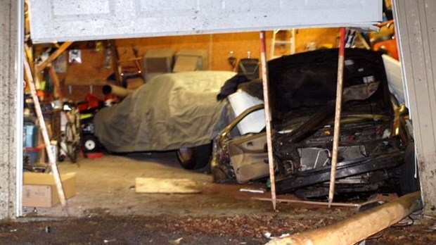 Ivre, elle fonce dans un garage