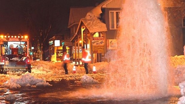 Une niveleuse arrache une borne-fontaine