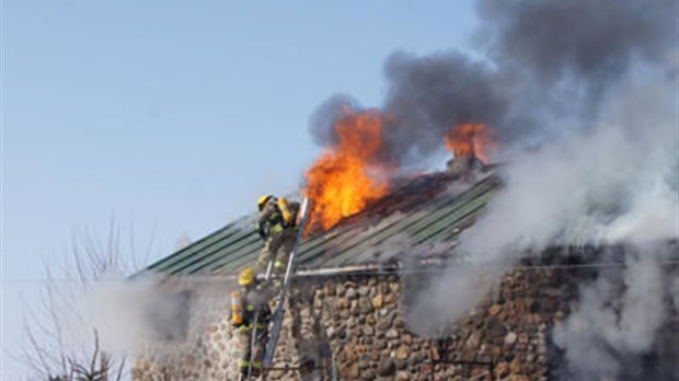 Un édifice rasé par les flammes à Saint-Liguori