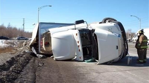 Un poids lourd se renverse sur la route 158