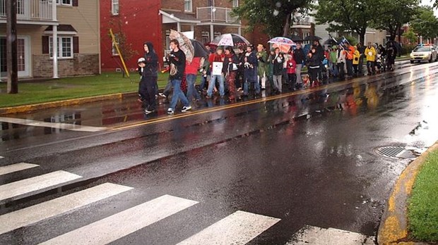 Les carrés rouges bravent la pluie