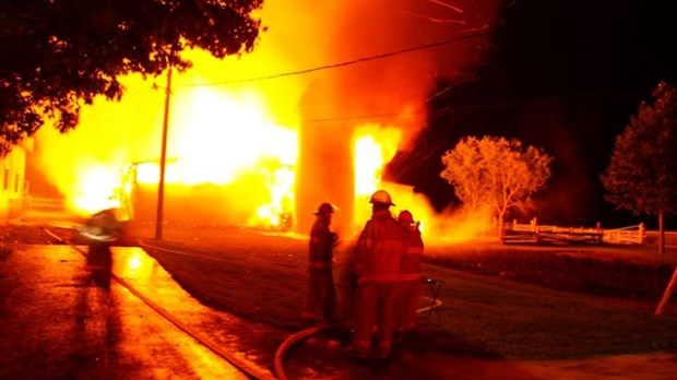 Le feu détruit une écurie à Crabtree