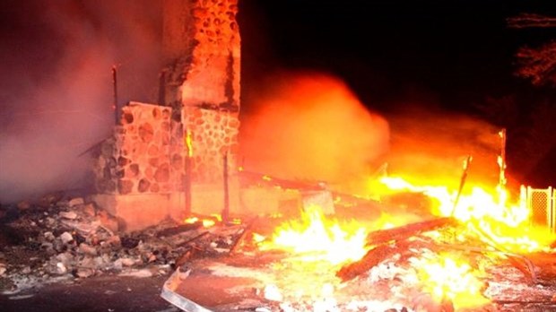 Une résidence inhabitée est la proie des flammes