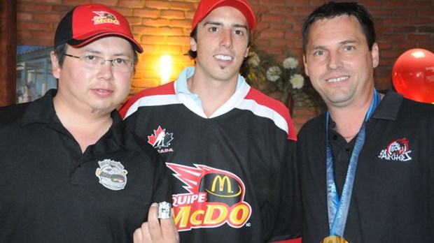 Marc-André Fleury visite une équipe de hockey de Saint-Gabriel-de-Brandon