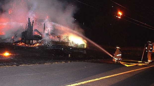 Résidence rasée par le feu à Saint-Félix-de-Valois