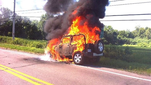 Un Jeep flambe à Saint-Paul