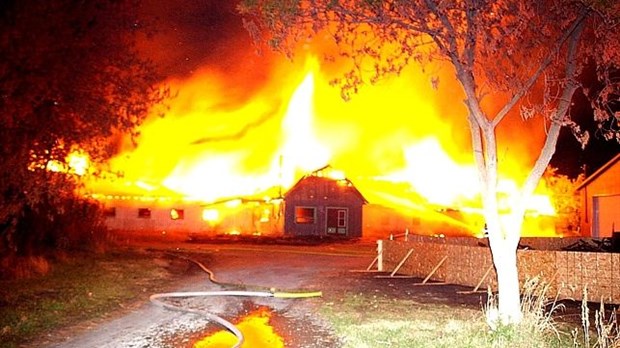 Deux granges rasées par les flammes