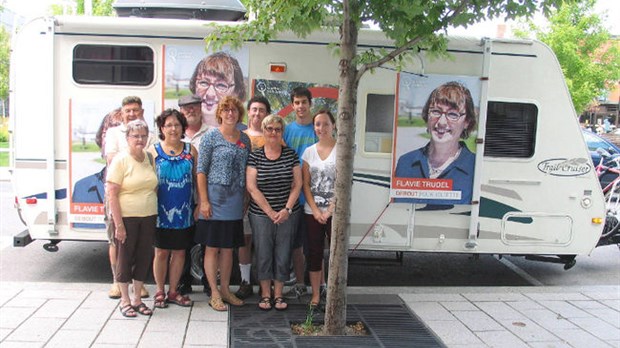 Flavie Trudel fait campagne en roulotte