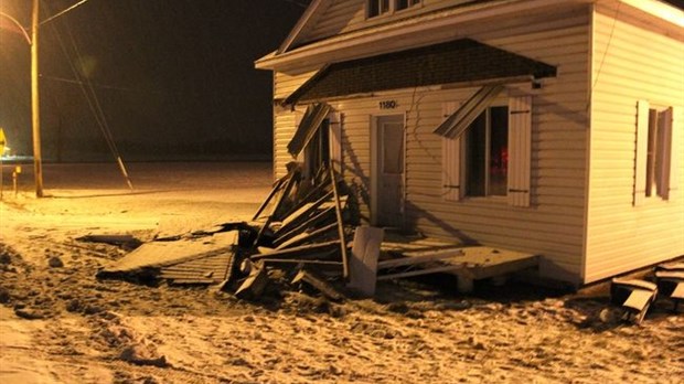 Un semi-remorque percute une maison
