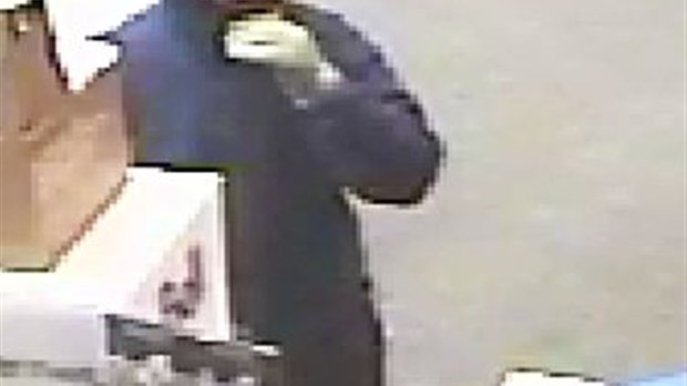 Un voleur pris à partie par deux clients