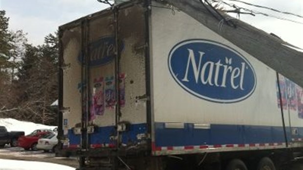 Un camion recule dans un poteau