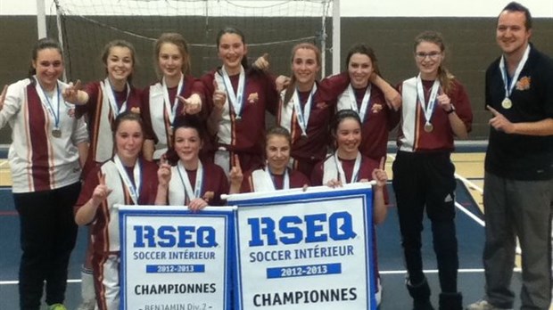 Soccer benjamin féminin léquipe du Collège Esther Blondin championne