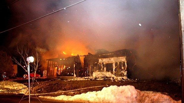 Une usine ravagée par les flammes