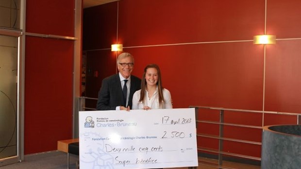 Une élève du Collège Esther-Blondin remet 2500 $