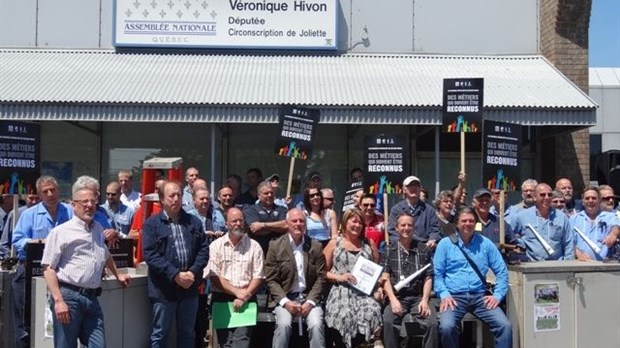 Les ouvriers spécialisés du secteur public de la région de Lanaudière manifestent à Joliette.