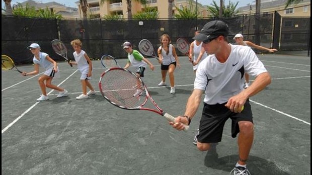 Les cours de tennis connaissent une forte popularité chez les jeunes