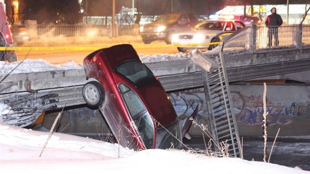 Sa voiture plonge d’un pont