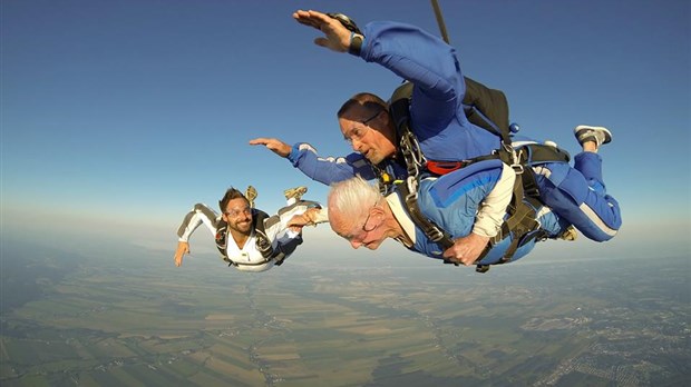 Armand Gendreau réalise un Record Guiness en sautant en parachute à 101 ans 