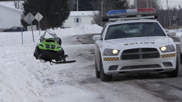 Un motoneigiste est blessé dans un accident