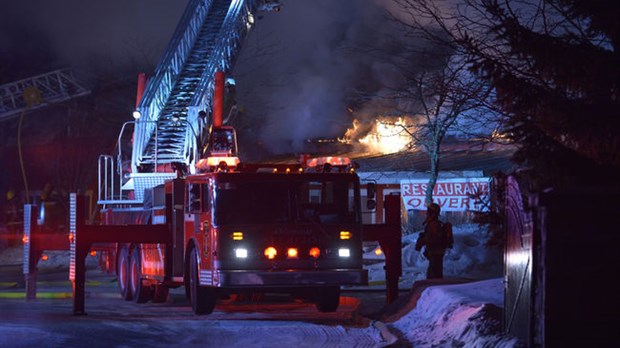 Un édifice est détruit par un incendie