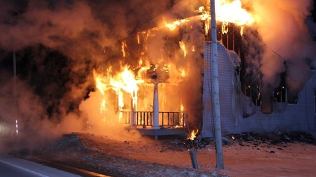 Une résidence est rasée par les flammes