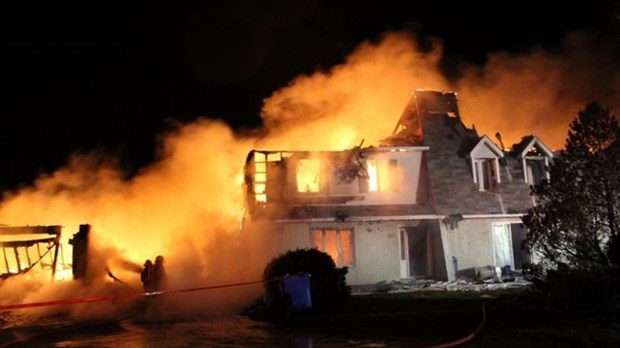 Un immeuble détruit par les flammes