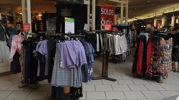 Les commerçants tentent d’attirer les clients tant bien que mal