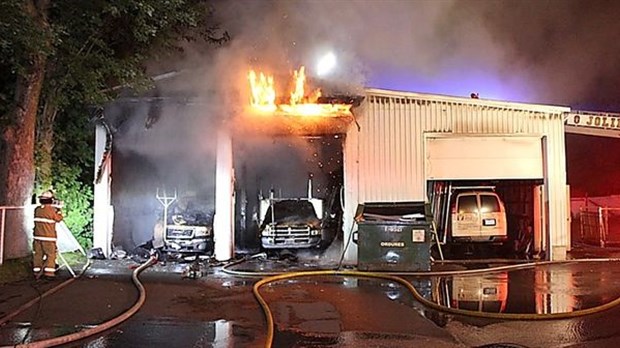 Un garage commercial est rasé par les flammes