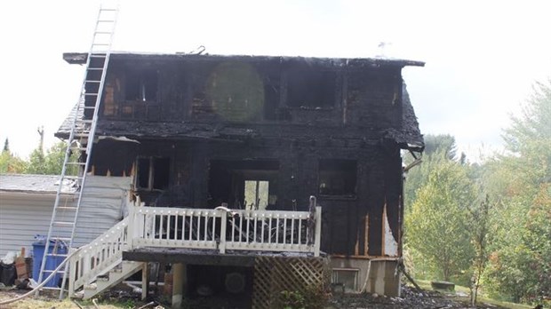 Une résidence est rasée par les flammes