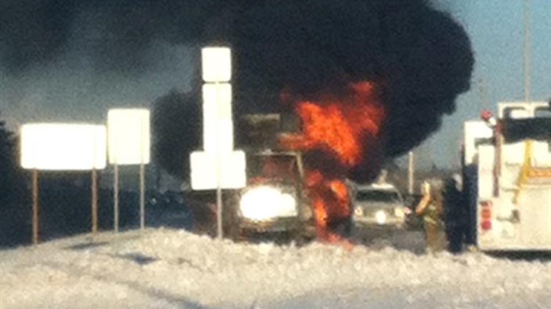 Un camion en flammes sur la 158