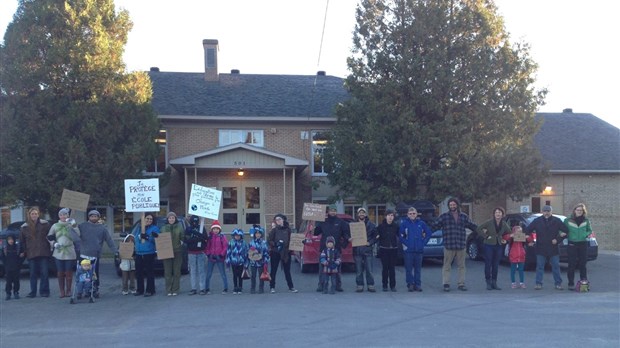 Chaîne humaine devant une école de Sainte-Émélie-de-l’Énergie