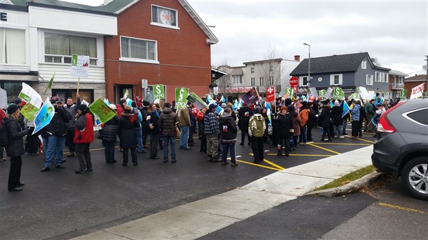 Le secteur public manifeste au centre-ville de Joliette