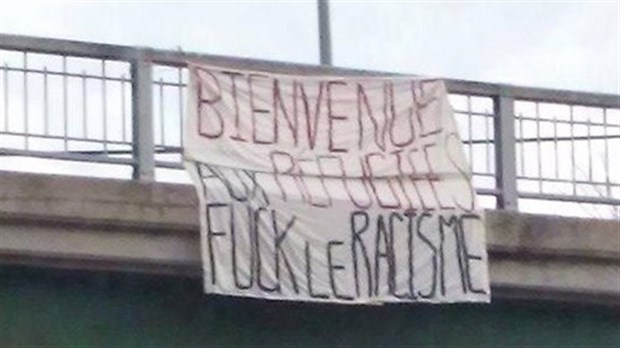Une bannière antiracisme installée sur la 158