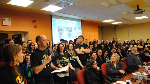 Des enseignants visitent les commissaires des Samares